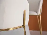 Tapicerowane krzesło BIAGIO KREMOWE NA ZŁOTEJ NODZE  - złote detale